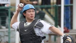 Arashiro244's tweet photo. 細野くんの荒れ球(逆球)をリードしながら後ろに逸らさず。齋藤友貴哉の暴投も身体を張って防ぐ。中々ヒットが出なくて苦しいですが、ここまでマスクを被った試合の防御率の低さを含めてプロ2年目でコレだけ活躍しているのは見事だと思います。
#進藤勇也 #lovef https://t.co/CGCxWOlUDB