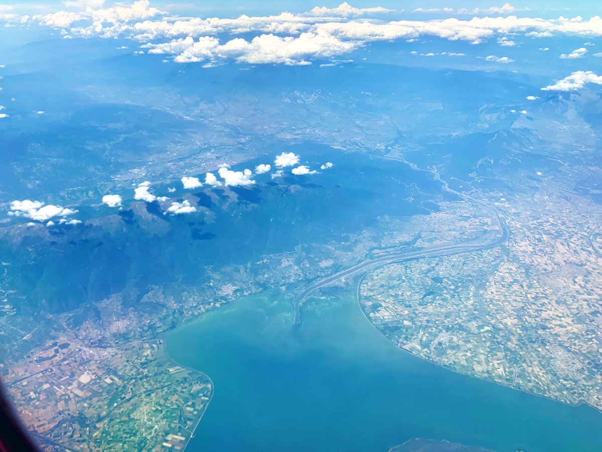 Ook vlogen we over het Griekse eiland Lesbos, over Limnos (met het Aliki zoutmeer) en het bergachtige Thassos. Voorbij de riviermonding bij Thessaloniki verdween de Middellandse Zee uit het zicht. Niet alles zie je scherp, maar het blijft mooi om de wereld zo van bovenaf te zien.
