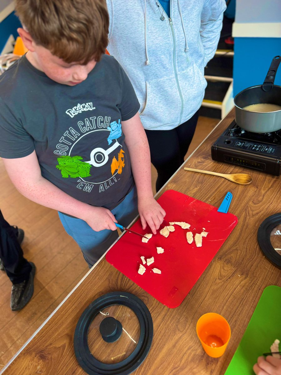 ERAGLENBURN's tweet image. Exciting cooking adventures with @GvsGlasgow! 🎉 These chefs are showing  their skills, practicing knife techniques, rice cooking, and creating a vibrant chicken curry. 🍽️✨#CookingClass #ChickenCurry 🍗🍚