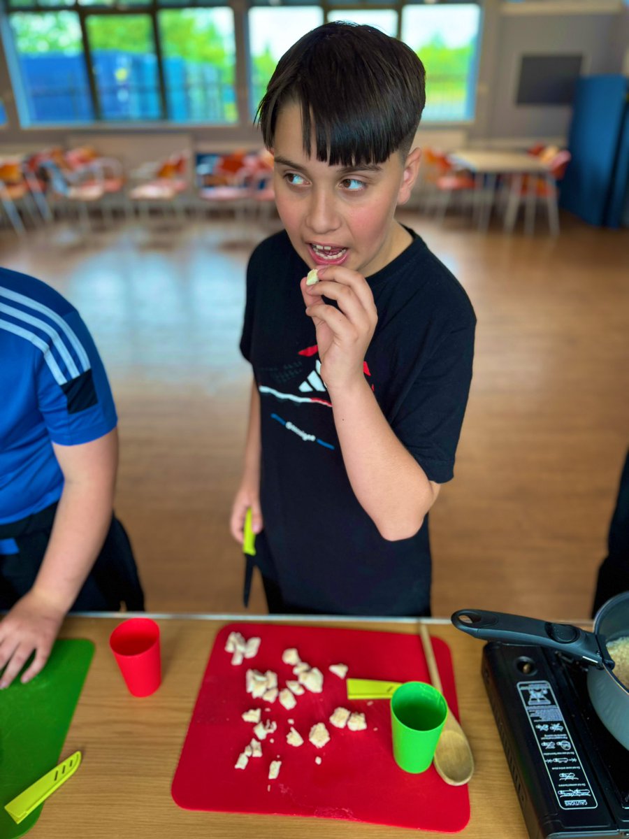 ERAGLENBURN's tweet image. Exciting cooking adventures with @GvsGlasgow! 🎉 These chefs are showing  their skills, practicing knife techniques, rice cooking, and creating a vibrant chicken curry. 🍽️✨#CookingClass #ChickenCurry 🍗🍚