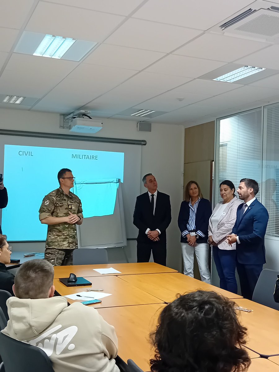 Merci au député Julien Odoul pour sa visite à notre agence France Travail de Joigny
Nos échanges sur la formation, le recrutement et l'attractivité ont été  fructueux.
Merci pour votre intérêt, Julien Odoul🙏
<a href="/JulienOdoul/">Julien ODOUL</a> ,<a href="/YvesHutin/">Yves Hutin</a>
#Francetravail
