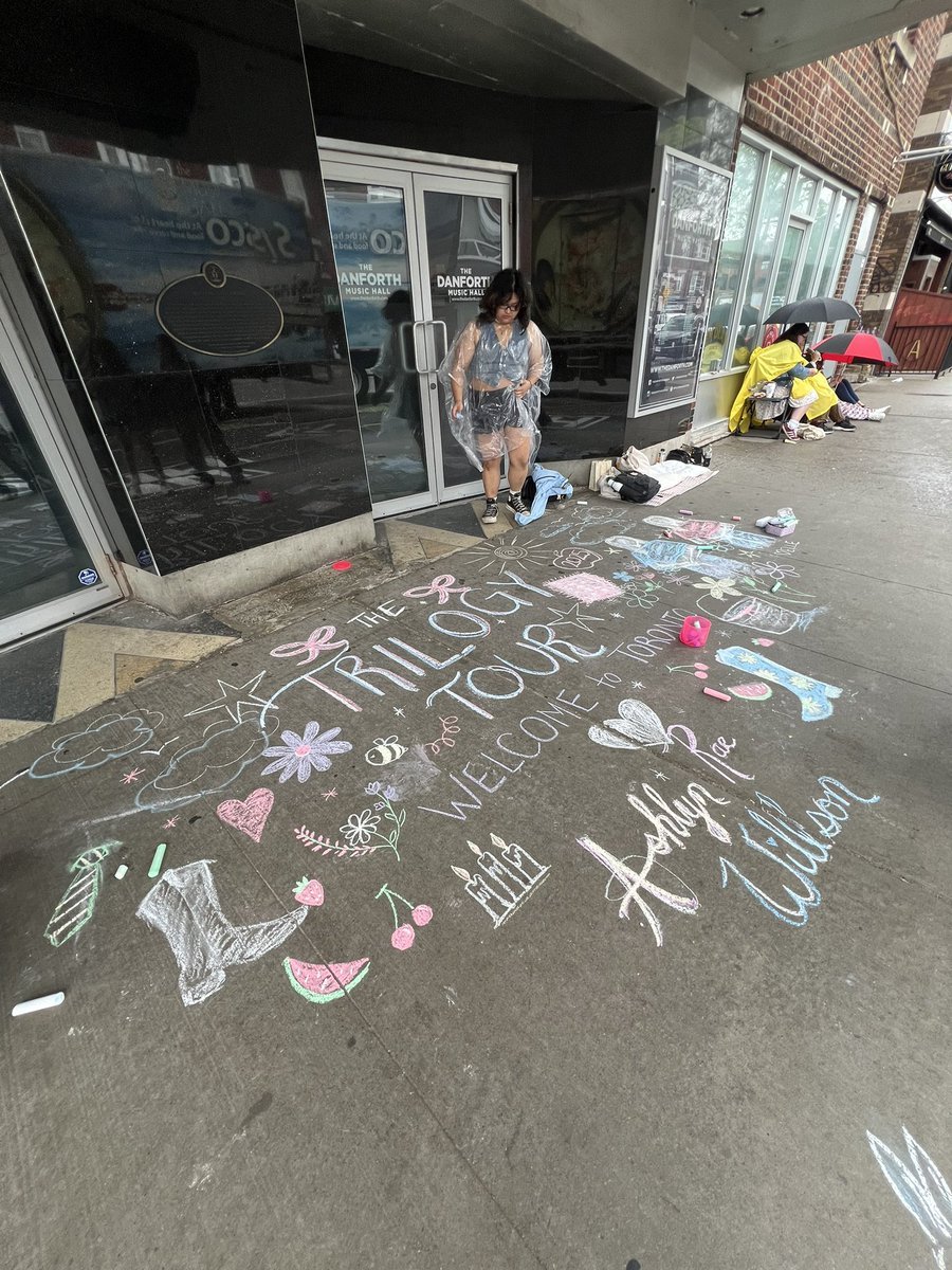 asheontour's tweet image. an update on the line from Zillah : We are just drawing with chalk and it’s raining hahahaha
