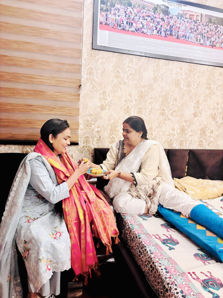 आज दिल्ली स्थित मेरे आवास पर, ग्रामीण विकास राज्यमंत्री (भारत सरकार) और बांसगांव से जनप्रिय लोकसभा सांसद माननीय श्री <a href="/kamleshpassi67/">Kamlesh Paswan</a> जी अपनी धर्मपत्नी के साथ पधारे और कुशलक्षेम जाना।
इस अवसर पर, माननीय मंत्री जी के सफल एक वर्ष के कार्यकाल पूर्ण होने पर हार्दिक बधाई दीं।