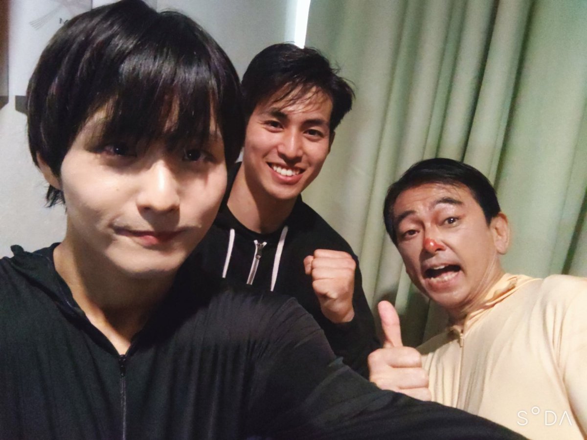 yosuke0327's tweet photo. #夢ぼくろ2025 2日目ソワレ終演!!
ご来場の皆様ありがとうございました!

暑かったからかめちゃくちゃ汗かいたー!
明日も大汗かいて騒がしいシーンをお届けしていきます!

ホク3の皆と、ぽんさんと!
裕也とは全然一緒にいることがないので、最後の稽古初日シーンはちょっと嬉しい(笑) https://t.co/A0QAjDSmLr