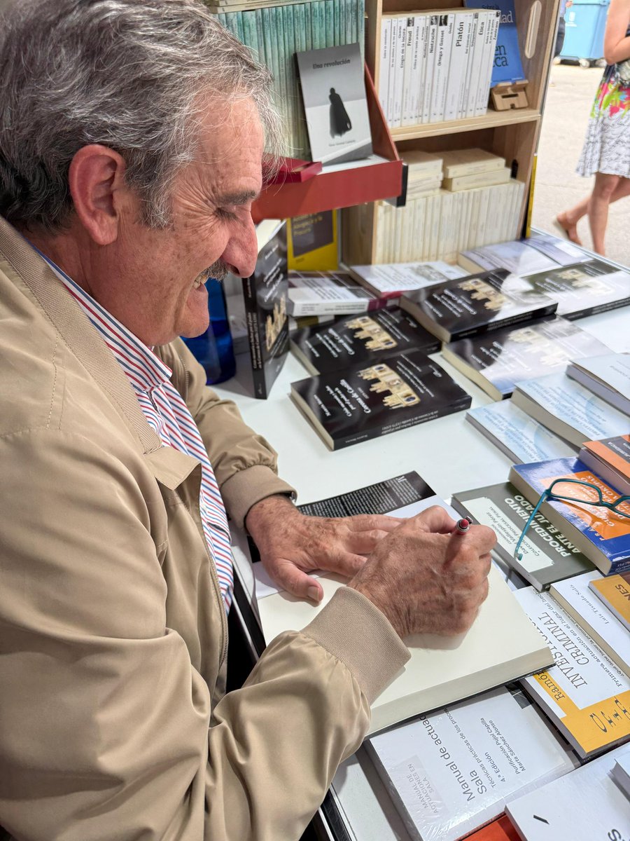 Librería - Editorial Dykinson 📚 (@dykinsonlibros) on Twitter photo Esta semana hemos estado muy bien acompañados en la CASETA 57📚
Martín Gallart, Martín Molina, Leonor Martín, <a href="/Lidia_San_Jose/">Lidia San José</a>, <a href="/DiegoMartinezL/">Diego Martínez</a>, <a href="/gunde_bravo/">Gutmaro G Bravo</a>
Todavía queda mucha #FLMadrid25 ¿te apuntas? Esta semana hemos estado muy bien acompañados en la CASETA 57📚
Martín Gallart, Martín Molina, Leonor Martín, <a href="/Lidia_San_Jose/">Lidia San José</a>, <a href="/DiegoMartinezL/">Diego Martínez</a>, <a href="/gunde_bravo/">Gutmaro G Bravo</a>
Todavía queda mucha #FLMadrid25 ¿te apuntas?
