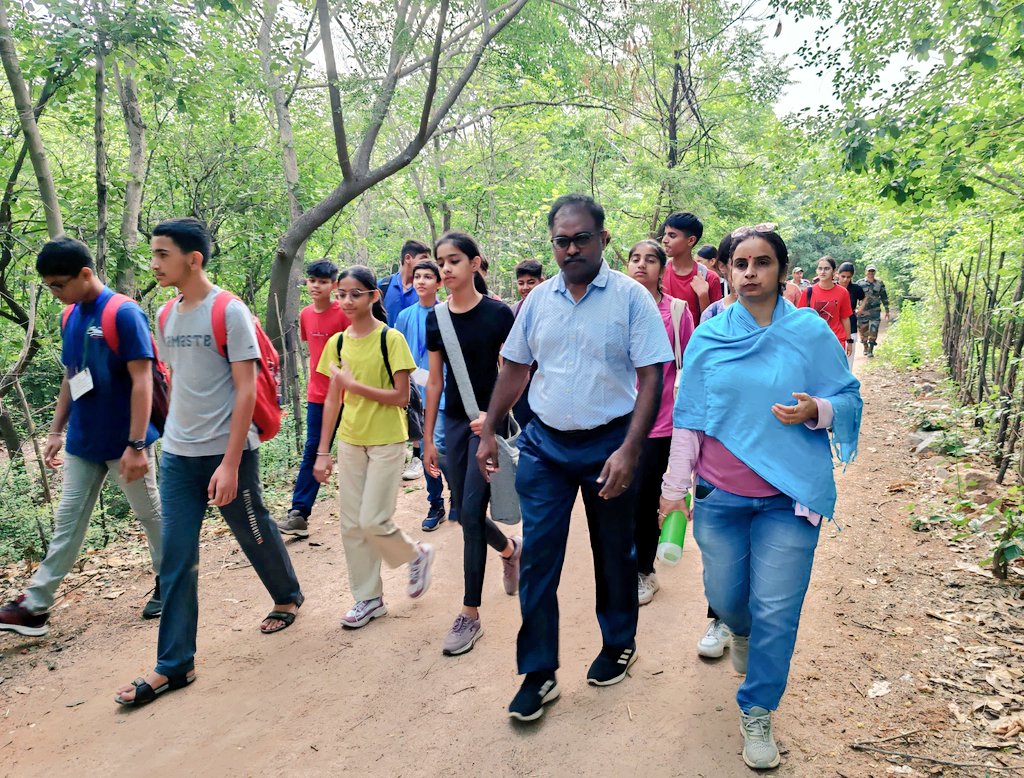 DelhiArea_IA's tweet photo. #WorldEnvironmentDay2025 was celebrated in #DelhiCantt with vibrant participation of residents and a host of green initiatives:-

🖌️ Poster making & painting competitions
🛍️ Cloth bag colouring workshops
🤝 Pledge to protect the environment
♻️ #RecycleMela & kit distribution
🚴‍♀️ Cycle rally to promote clean air & greener choices
🌿 Students' visit to Aravalli Biodiversity Park

A powerful step toward building an eco-conscious, #ZeroWaste community. 🌱

#Sustainability #SwachhBharat #CycleForChange

@adgpi 
@westerncomd_IA