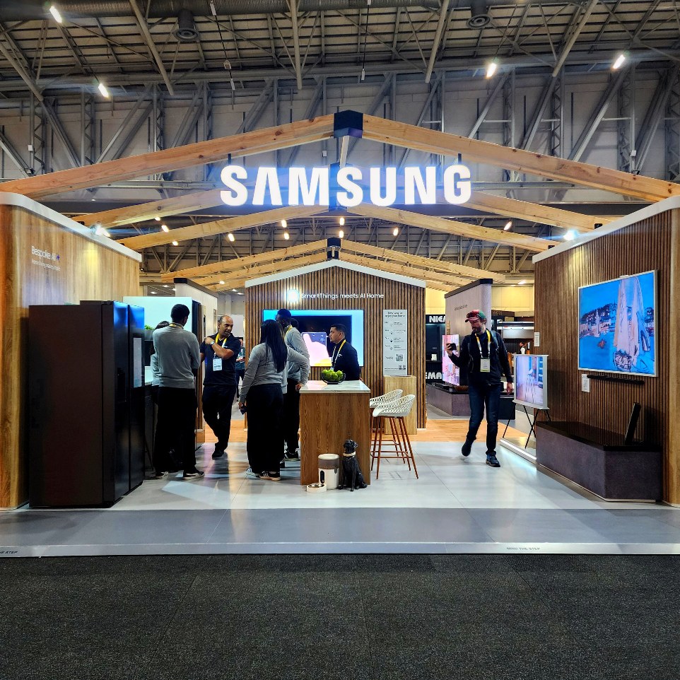 SamsungSA's tweet photo. There's no need to follow crumbs to find your way home 👫! 📍Home is where the heart of @decorexSA is 💙. #Samsung is back in the Mother City to show you how you can turn your house into a #AIHome. Come visit from today until 8 June, CTICC 🏢
#Decorex #Decorex2025 #DecorexAfrica2025 #FutureOfLiving #SmartThings #BespokeAI