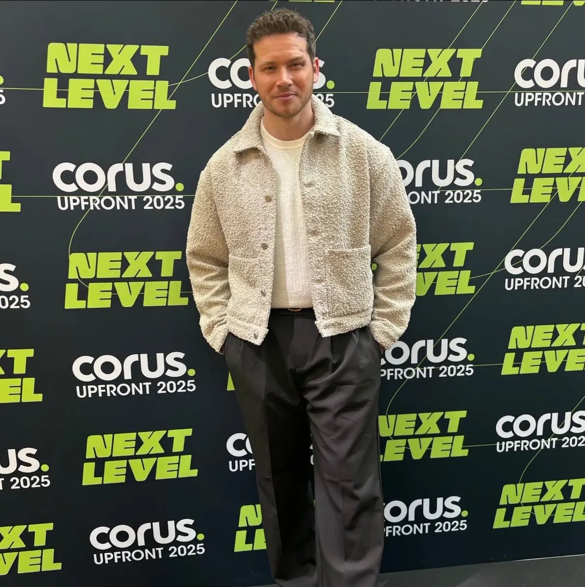 HE LOOKS SO GOOD IM BARKING