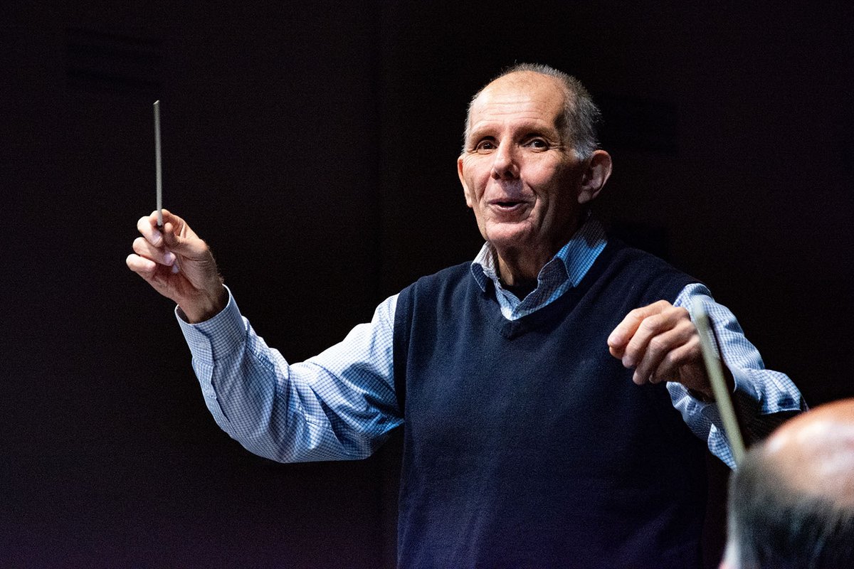 FIbanezAtkinson's tweet photo. Nos sumamos al pesar por el fallecimiento de Rodolfo Saglimbeni, director titular de la Orquesta Sinfónica Nacional de Chile y figura fundamental de la música clásica en nuestro país.

Nuestro más sentido pésame a sus familiares, amigos y compañeros. Que descanse en paz. https://t.co/lWhoh3bioU
