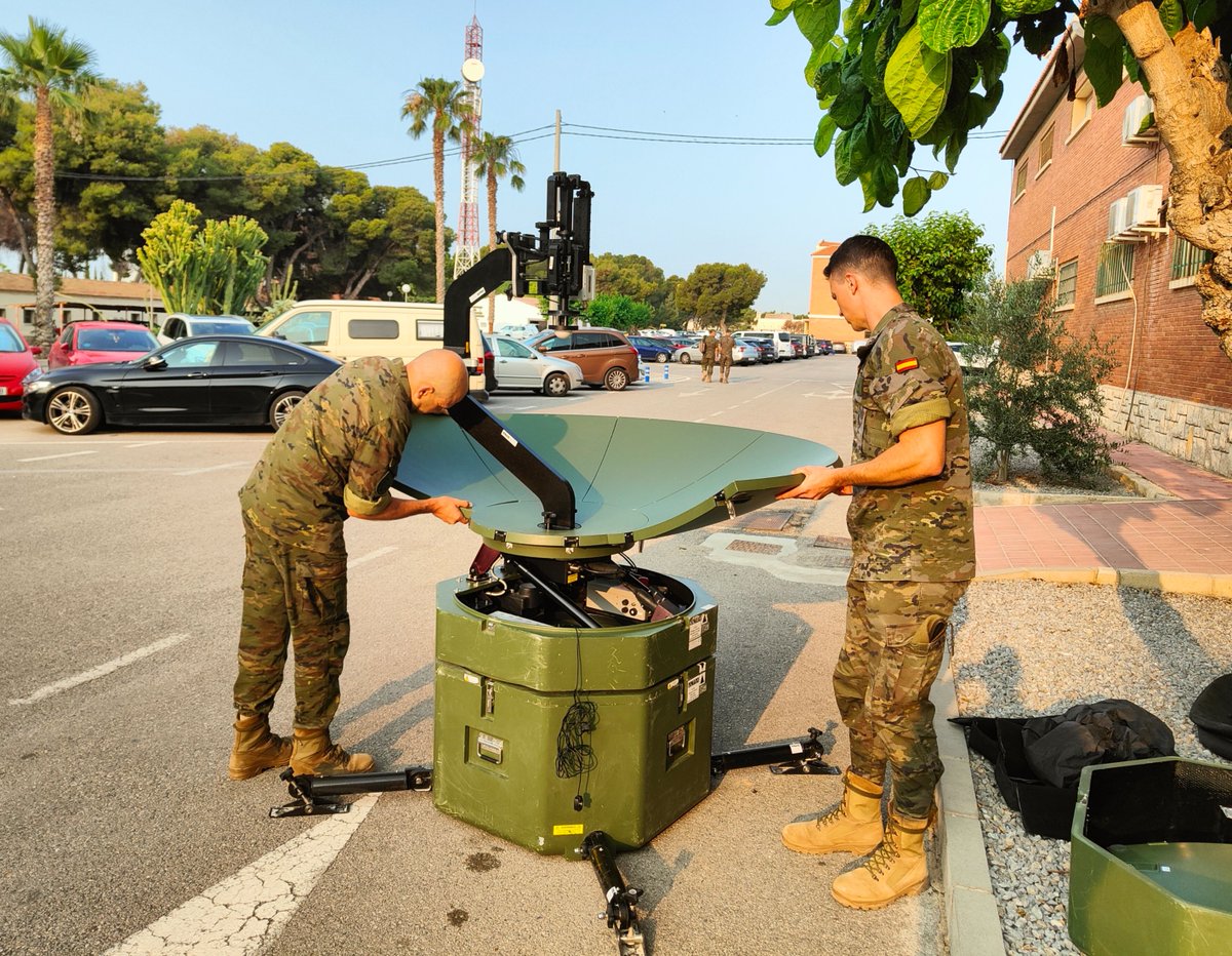 ¡Continuamos con la preparación de la XXXIX #CampañaAntártica! 🇪🇸 Durante esta semana el personal del área de comunicaciones actualiza sus conocimientos sobre sistemas satélite.📡