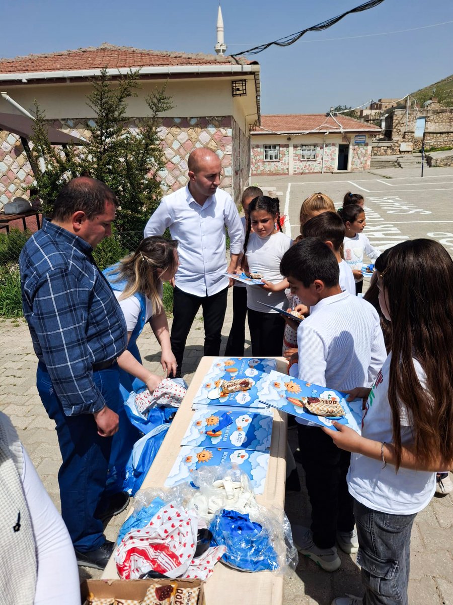 tstd1941's tweet photo. Türkiye Sağırlar Tesanüt Derneği olarak Mardin / Midyat / Çalpınar Anasınıfı - İlkokulu - Ortaokulu öğrencilerine 23 Nisan Ulusal Egemenlik ve Çocuk Bayramı dolayısıyla kıyafet yardımı yapmanın gururunu yaşamaktayız. https://t.co/bu7fCPlAM8