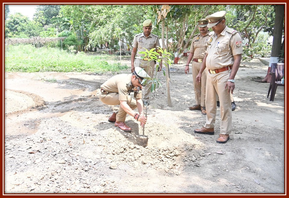 #CP_VNS <a href="/mhtagarwal/">Mohit Agarwal, IPS</a> द्वारा विश्व पर्यावरण दिवस - 2025 के अवसर पर किया गया वृक्षारोपण ।
#WorldEnvironmentDay_2025
#UPPolice 
#PoliceCommissionerateVaranasi #VaranasiPoliceInNews
