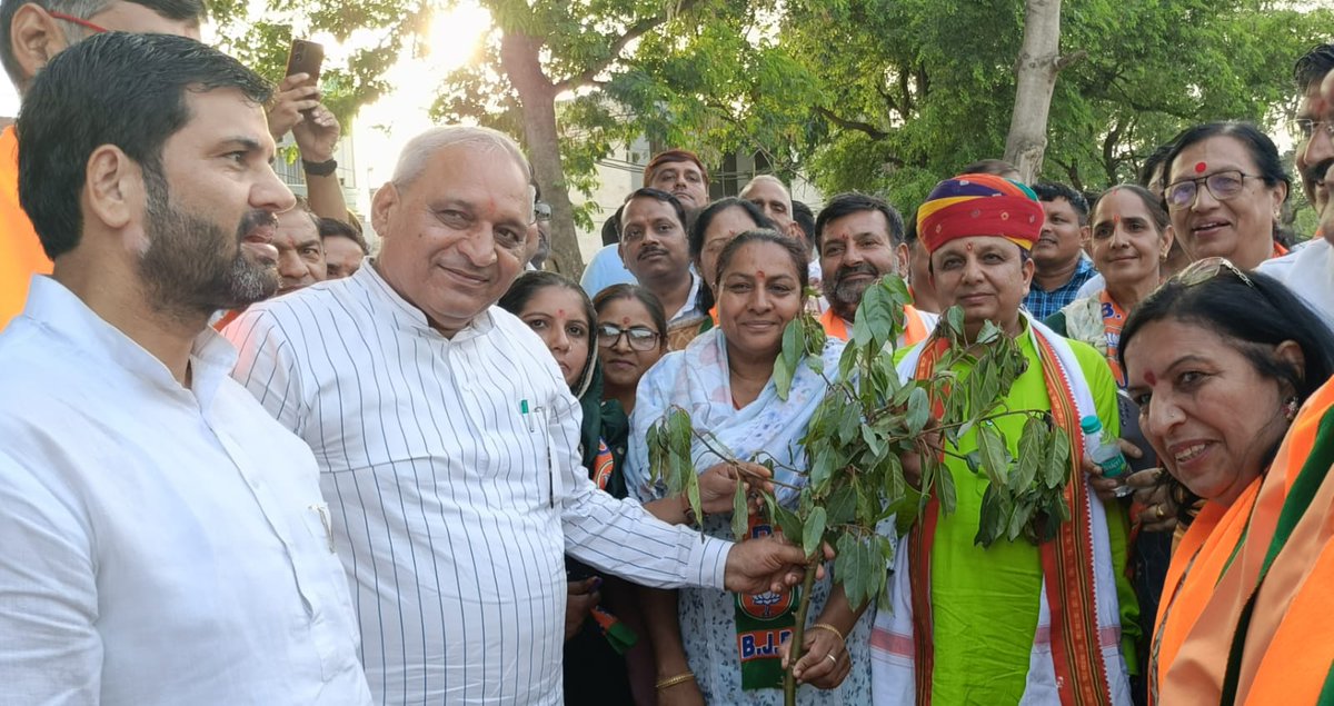 पेड़ लगाएं – प्रकृति बचाएं।
मां को समर्पित हर पेड़, आने वाली पीढ़ियों को समर्पित एक जीवन।
आज विश्व पर्यावरण दिवस के शुभ अवसर पर दादरी में एक पेड़ मां के नाम लगाया और कार्यकर्ताओं से आग्रह किया कि वे अधिक से अधिक संख्या में पौधरोपण करें।
