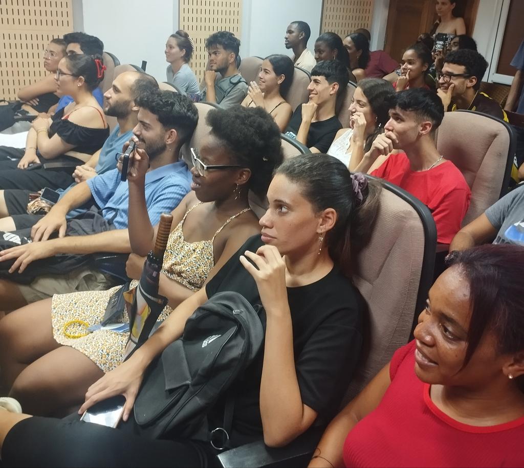 universidad_uci's tweet photo. 🎭  #Ayer, Alarcos Teatro estrenó la obra "El impostor", y la noche se vistió de Gala, con las presentaciones artísticas en las manifestaciones de danza, canto y locución, de artistas que obtuvieron premio de oro en el XIX Festivales de Artistas Aficionados de la FEU, UCI 2025. https://t.co/OCWE1wASRE