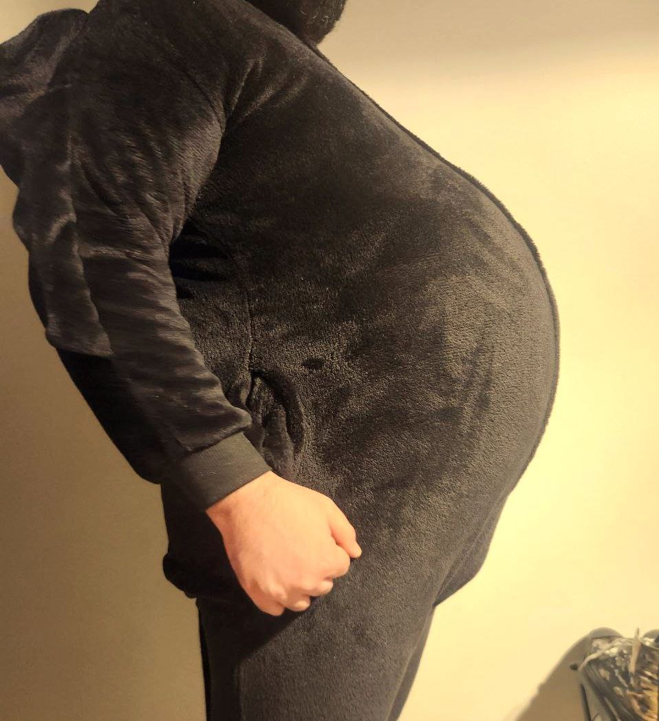 How to fatten up your dragon!:3 ♥
A new video coming soon too!

More pics in my in my p*tr*eon! link in bio:3 all my content for 10$ usd  
#gainer #fat #belly