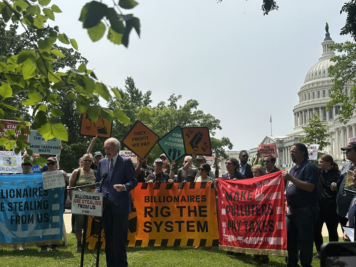 CleanAirMoms_DC's tweet image. Thank you @EdMarkey @RepJayapal @Rep_Stansbury for your leadership in standing up to the fossil fuel industry and fighting hard for our future👊🏻 @CleanAirMoms