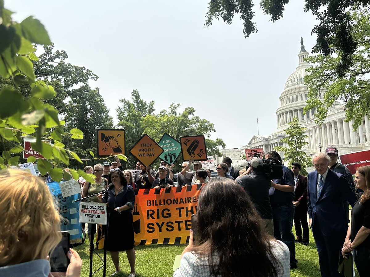 CleanAirMoms_DC's tweet image. Thank you @EdMarkey @RepJayapal @Rep_Stansbury for your leadership in standing up to the fossil fuel industry and fighting hard for our future👊🏻 @CleanAirMoms