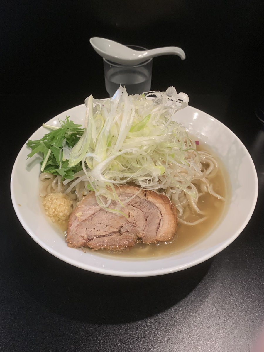 keizs3's tweet photo. 豚風。
限定 シーヌード➕さらしねぎ&amp;🧄少し
いきなり魚介出汁の旨さが押し寄せる 
〆られた麺といつも美味い豚は今夜も最高
さらしねぎは勿論のこと、実はアーリーレッドが相性◎
スッとした盛付けもきれいだし、🧄にも全く負けないスープは美味すぎて完飲しちゃいました
本日もご馳走様でした https://t.co/SDujF0qTU1