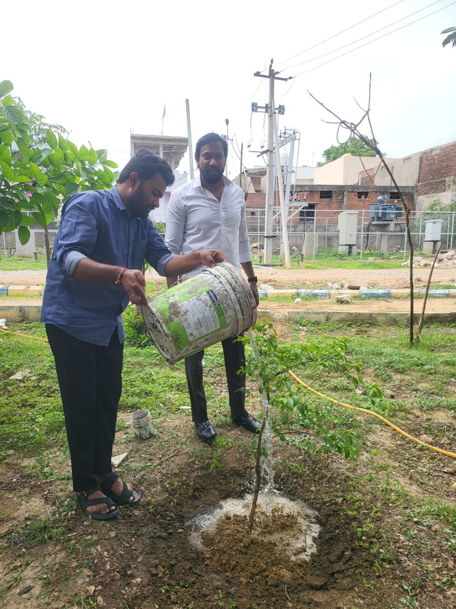 Haritha_Sena's tweet photo. ప్రపంచ పర్యావరణ దినోత్సవం సందర్బంగా గ్రీన్ ఇండియా ఛాలెంజ్ వ్యవస్థాపకులు గౌరవ శ్రీ @SantoshKumarBRS గారి, హరితసేన రాష్ట్ర కో-ఆర్డినేటర్ భోజనారాయణ గారి ఆదేశనుసరం మొక్కలు నాటిన నిజామాబాద్ జిల్లా హరితసేన అధ్యక్షులు సాంబార్ శ్రీకాంత్ గారు, నిజామాబాద్ అర్బన్ నియోజకవర్గ ఇంచార్జ్ సలంధ్ర విజయభాస్కర్  గారు. ఆదేశనుసారం 
#GreenIndiaChallenge #harithasena #haritha_sena
@BRSparty @RaghavBRS