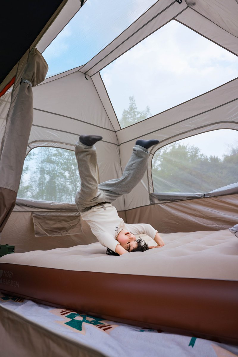 mobigarden_jp's tweet photo. What’s your family camping plans for this coming spring season?  

⛺️Holiday Lodge 5.9 Lite Vinyl Edition.  
🍃The tent features a 360° panoramic skylight design, offering an immersive experience that brings you closer to nature.  
☀️It combines sun protection with scenic enjoyment through its black vinyl top cover and silver-coated inner tent fabric.  
😍The design ensures effortless setup and opening, making it user-friendly for all campers.  
🏠It provides an expansive interior space of 13 square meters.