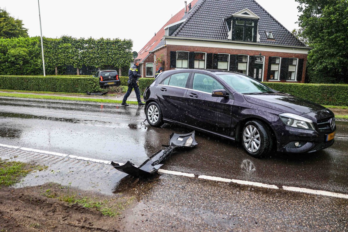 Twee automobilisten naar ziekenhuis na botsing