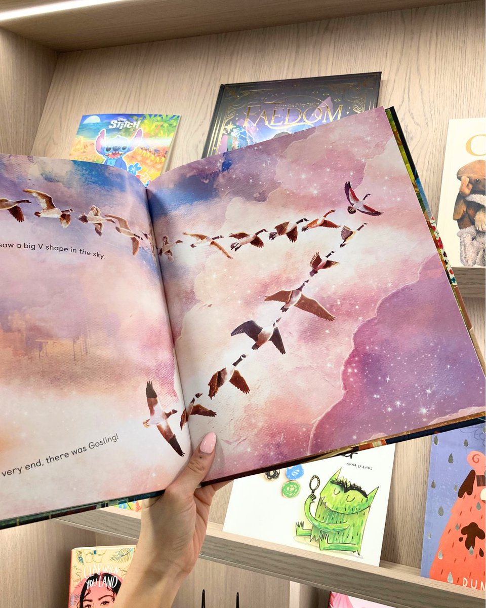 A very happy publication day to Come Back, Gosling!🦆☀️

To celebrate, here's an inside peek of this wonderful story, written by <a href="/Bridgeanne/">Anne Booth 💙</a> and beautifully illustrated by <a href="/dc_litchfield/">David Litchfield</a>.

Get your copy here👉: lnk.to/comebackgosling
