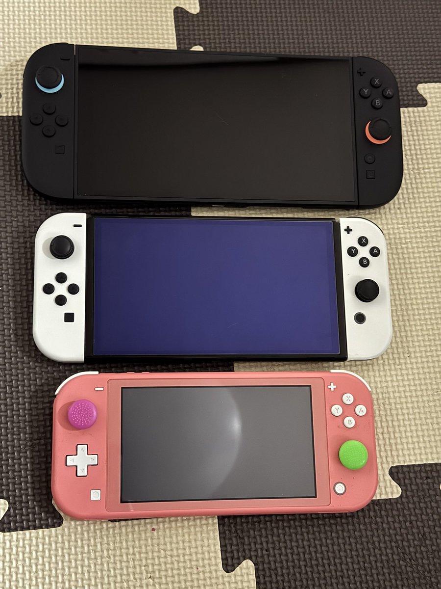 yuzuichi1207's tweet photo. 大きさの違い🎮😂
#NintendoSwitch2
#NintendoSwitch有機EL
#NintendoSwitchLight https://t.co/lSf8HkjPmV