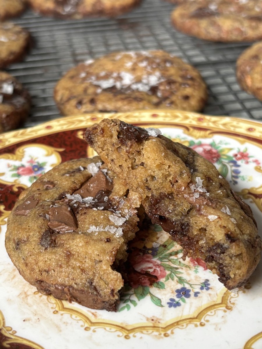 bakingenjoyer's tweet image. double chocolate chunk banana bread cookies !! :)