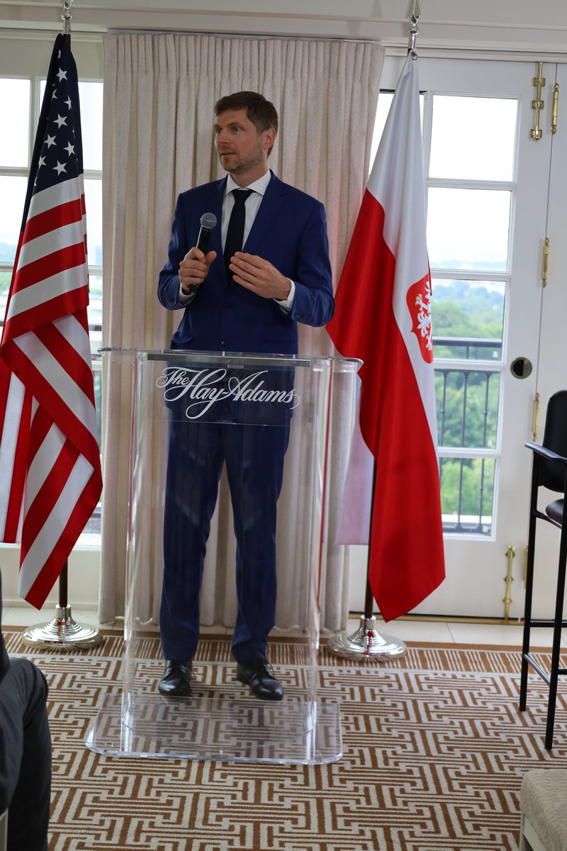 "Good morning, America!" <a href="/PISM_Poland/">PISM</a> Director <a href="/JCwiekKarpowicz/">Jarosław Ćwiek-Karpowicz</a> officially opens the third edition of PISM Polish-U.S. #TransatlanticLookout in Washington, DC.