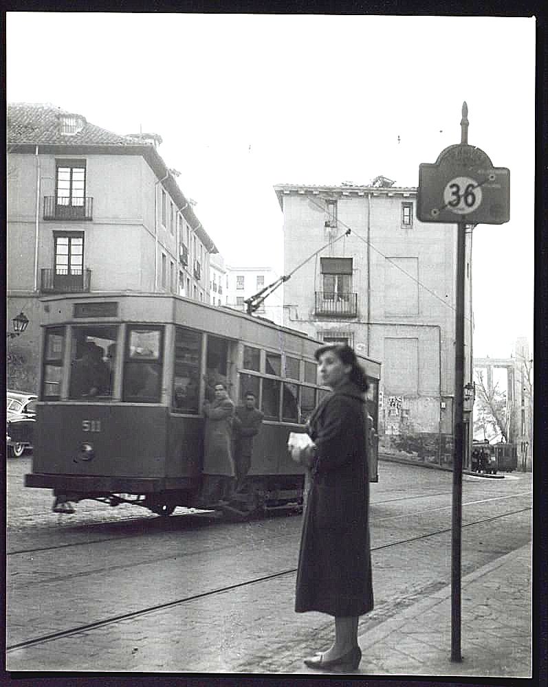 Hacia el Alto de Extremadura llevaba el 36. Parada de la calle de Segovia, con el Viaducto asomando al fondo. Grande Antonio Alcoba (hacia 1960, Memoria de Madrid)