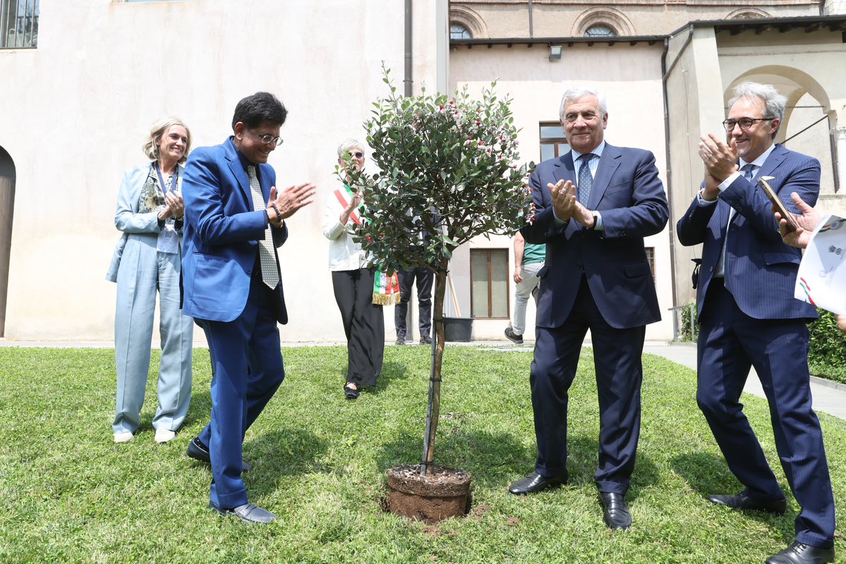 Antonio Tajani (@antonio_tajani) on Twitter photo A #Brescia con l’amico Ministro <a href="/PiyushGoyal/">Piyush Goyal</a> abbiamo piantato due alberi in occasione della “Giornata Mondiale dell’Ambiente”. Ognuno dedicato alle nostre madri, in nome di una vecchia tradizione indiana. Paesi diversi ma con valori comuni. Mamma Augusta, che amava la natura, A #Brescia con l’amico Ministro <a href="/PiyushGoyal/">Piyush Goyal</a> abbiamo piantato due alberi in occasione della “Giornata Mondiale dell’Ambiente”. Ognuno dedicato alle nostre madri, in nome di una vecchia tradizione indiana. Paesi diversi ma con valori comuni. Mamma Augusta, che amava la natura,