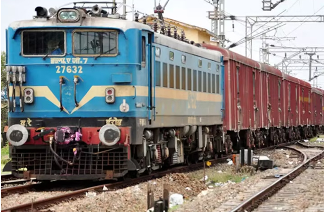 KesariPunjab's tweet image. श्री आनंदपुर साहिब से नंगल जा रही कोयले से भरी इलेक्ट्रिक मालगाड़ी का इंजन फेल। तुरंत फाटकों पर तैनात कर्मचारियों ने बंद किए फाटक। मौके पर बड़ा हादसा टला। आनंदपुर साहिब से नंगल और नंगल से अंबाला जाने वाली कई ट्रेनें प्रभावित।

#Punjab #Train #Enginefail #Nawanshahr