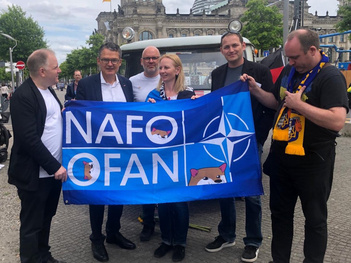 Exakt das Bild, das Deutschland jetzt braucht!

Hier steht einer, der mehr Rückgrat hat als der gesamte Bundestag zusammen. Kiesewetter ist kein Abnicker, sondern ein Demokrat mit Herz, Haltung und den berühmten Eiern, die anderen fehlen. Die Unterstützung für ihn ist kein