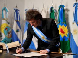 Hoy por el Decreto 382/25 el presidente <a href="/JMilei/">Javier Milei</a> conformó el Consejo de Mayo. Será el ámbito para avanzar en la defensa de la propiedad privada, temas fiscales y tributarios, reforma laboral, educación, apertura, uso pleno de recursos naturales y sistema previsional. Éxitos!VLLC!