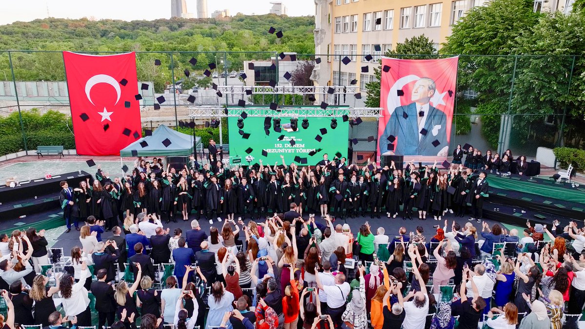 Anne ya da babası olmayan, maddi zorluklar yaşayan ancak başarısıyla yerleşip mezun olma gururunu yaşayan gençlerin okuduğu, köklü ve tarihi bir kurum olan Darüşşafaka Lisesi’nde, 152. mezuniyet töreninde “Son Ders” konuşmasını yapmak benim için tarifsiz bir onur ve gururdu.