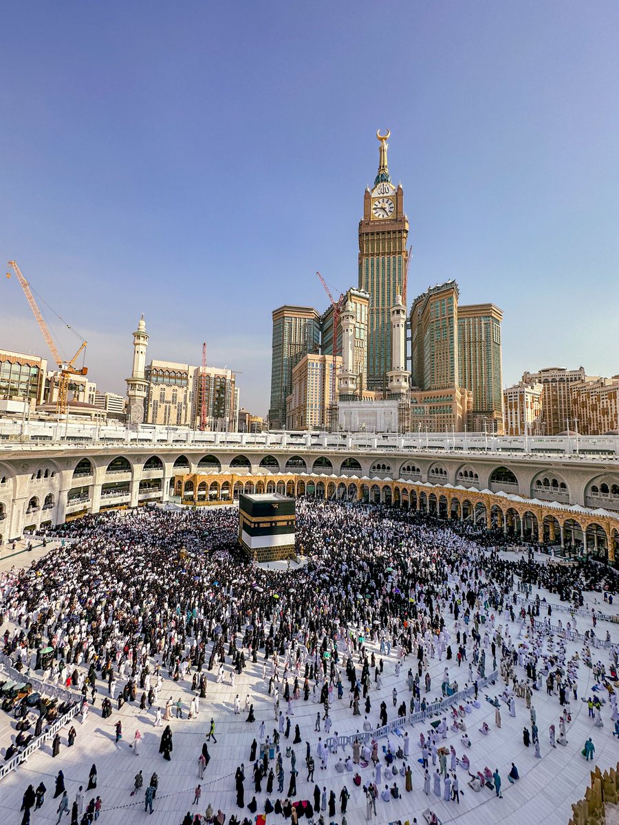 أهل مكة يملؤون الحرم وساحته بجمالهم في يوم الخليف❤️
#يوم_عرفة 
#حج_1446