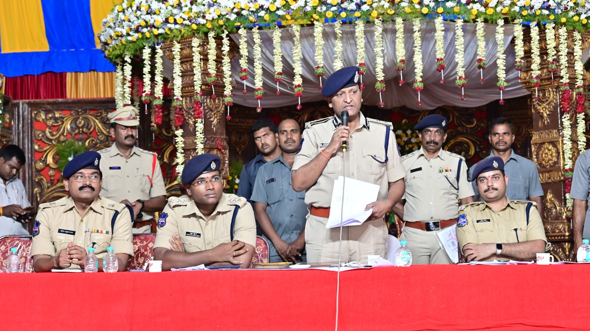 📍 #రాచకొండ_పోలీస్_కమిషనర్ శ్రీ సుదీర్ బాబు IPS గారు రేపు #తిరుమలాపూర్ #తుర్కపల్లి_మండలంలోో జరగనున్న #సీఎం బహిరంగ సభ నేపథ్యంలో సభా ప్రాంగణాన్ని పరిశీలించారు. 
🔎 ఏర్పాట్లు, భద్రత చర్యలు, ట్రాఫిక్ నియంత్రణ మొదలైన అంశాలపై అధికారులు మరియు సిబ్బందికి అవసరమైన సూచనలు జారీ చేశారు.