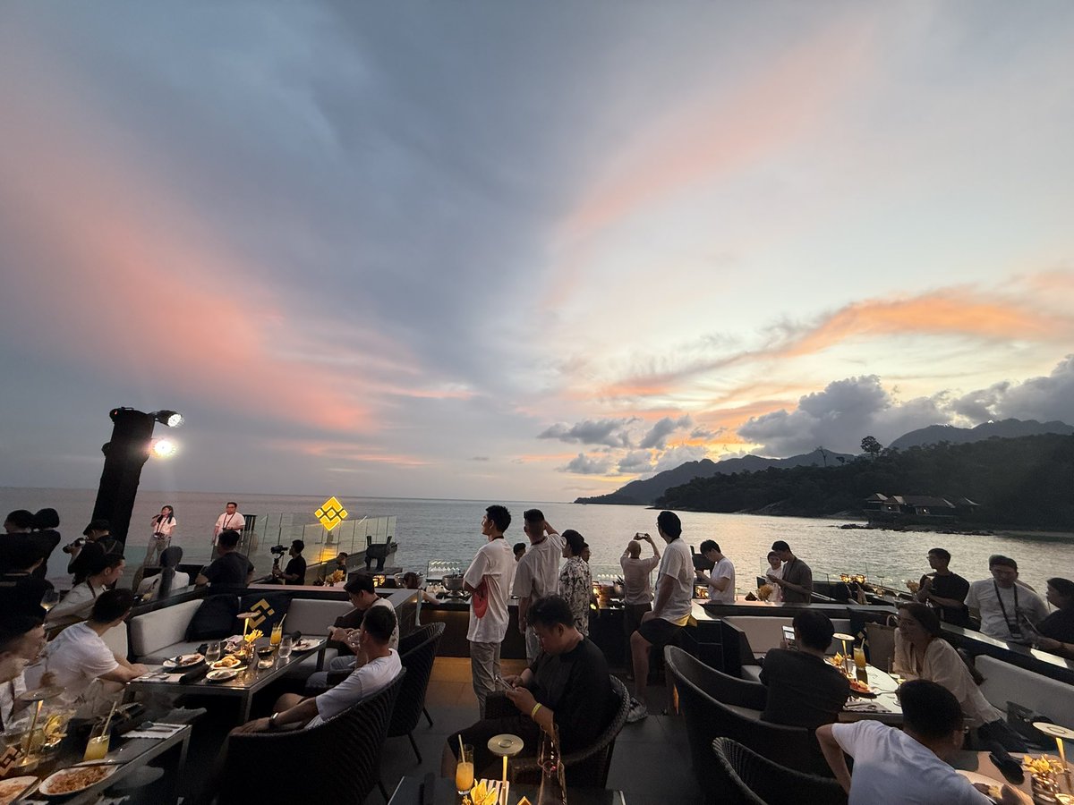 greatwind1408's tweet photo. 3 days of connection, sunset views, sharp minds and deep conversations with next level insight. 
#BinanceVip life hits different
#Binance https://t.co/pUXYqlA6yC