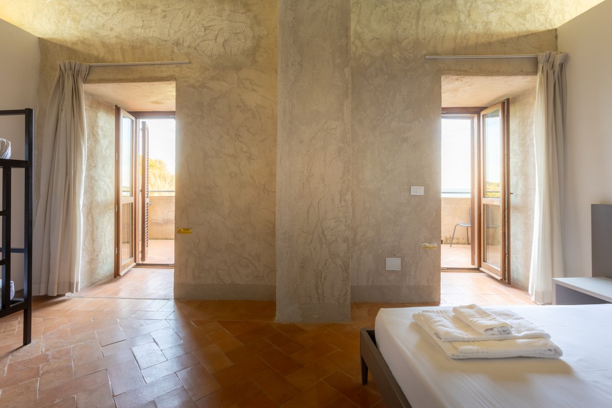 Voglia d’estate, storia e mare? Il nostro ostello dentro al Castello di Santa Severa è la meta perfetta per la tua fuga estiva! 
Tra le nostre camere, vi consigliamo la spaziosa Leucothea.  
Info e prenotazioni: +39 392 5046571
Scopri tariffe e dettagli: castellodisantasevera.it/le-tariffe