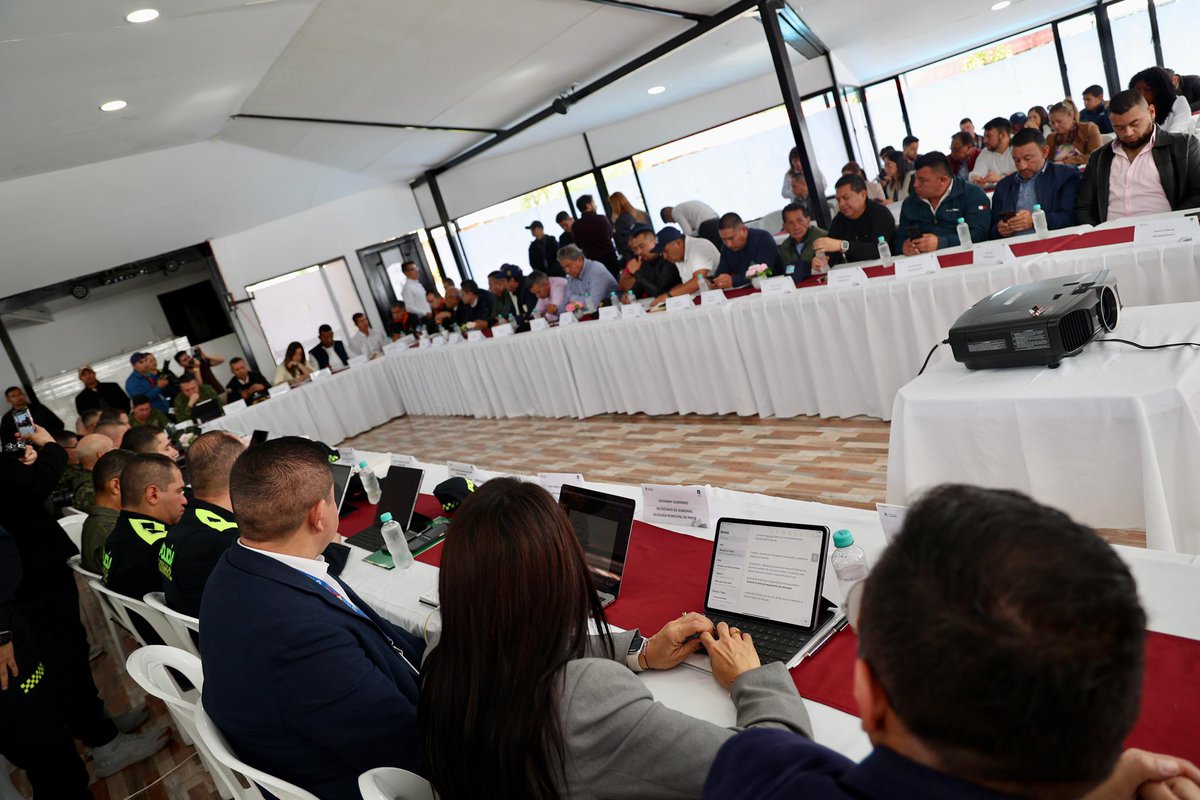 MinTransporteCo's tweet photo. #AEstaHora en Pasto, la ministra @maferojas se reúne con gremio transportador, @mindefensa, @gobnarino y alcaldes. Avanzamos en soluciones para mejorar vías y seguridad. El diálogo territorial es clave para responder a las necesidades del sector. https://t.co/tEWbAIzf5Y