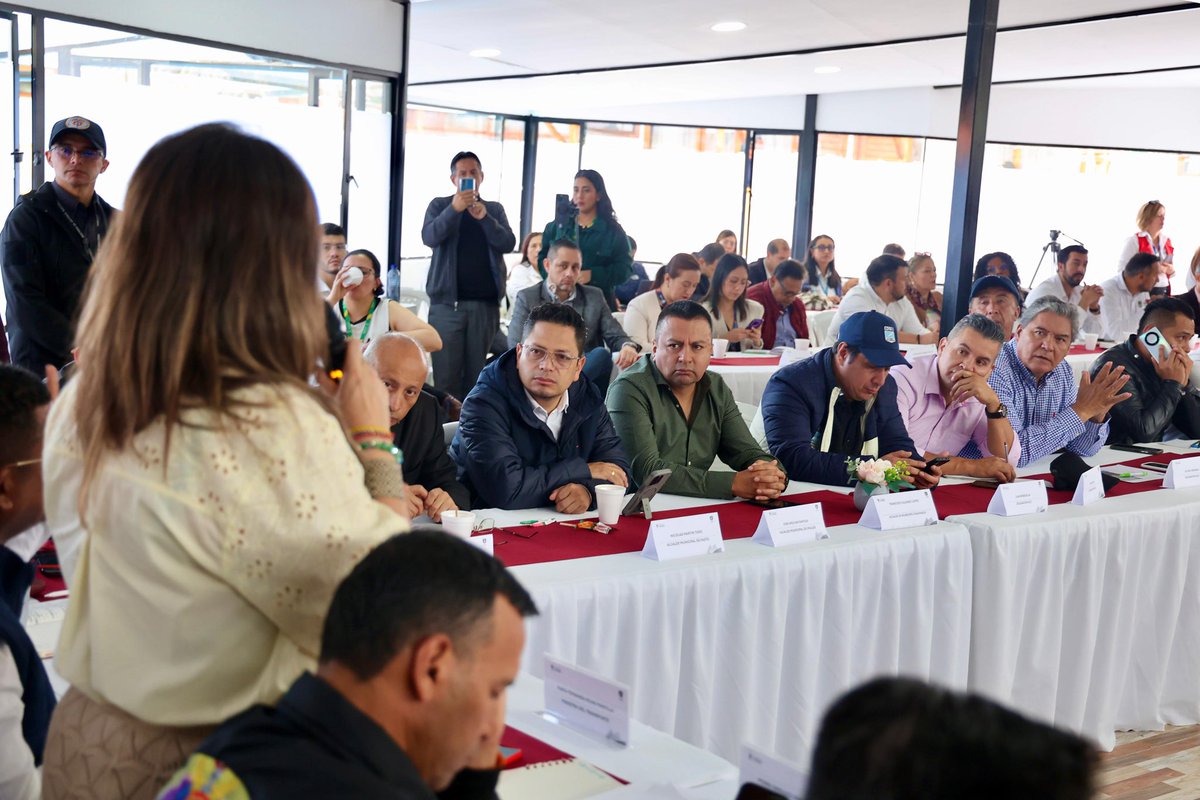 MinTransporteCo's tweet photo. #AEstaHora en Pasto, la ministra @maferojas se reúne con gremio transportador, @mindefensa, @gobnarino y alcaldes. Avanzamos en soluciones para mejorar vías y seguridad. El diálogo territorial es clave para responder a las necesidades del sector. https://t.co/tEWbAIzf5Y