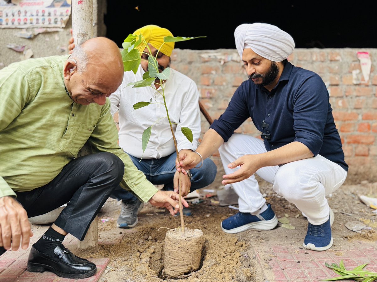 JarnailSinghAAP's tweet photo. 🌳🌱 विश्व पर्यावरण दिवस पर आप सभी को हार्दिक शुभकामनाएं 🌱🌳
आज विश्व पर्यावरण दिवस के शुभ अवसर पर पीपल और जामुन जैसे पर्यावरण को शुद्ध करने वाले औषधीय व उपयोगी वृक्षों का पौधारोपण किया।
#WorldEnvironmentDay #PeepalTree #JamunTree #PlantATree #GoGreen
@arvindkejriwal @aamaadmiparty