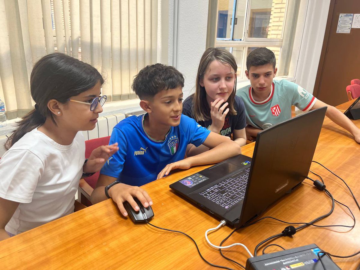🎉 ¡Top 5 nacional en #EntreRedes! 🎉
Nuestro equipo de 1.º de ESO ha logrado una increíble 5.ª posición en la final nacional.
👏 Felicidades a Iacopo Ercole, Alejandra Urbatas, Alejandro Verdú y Raquel Espinosa por su esfuerzo y talento.