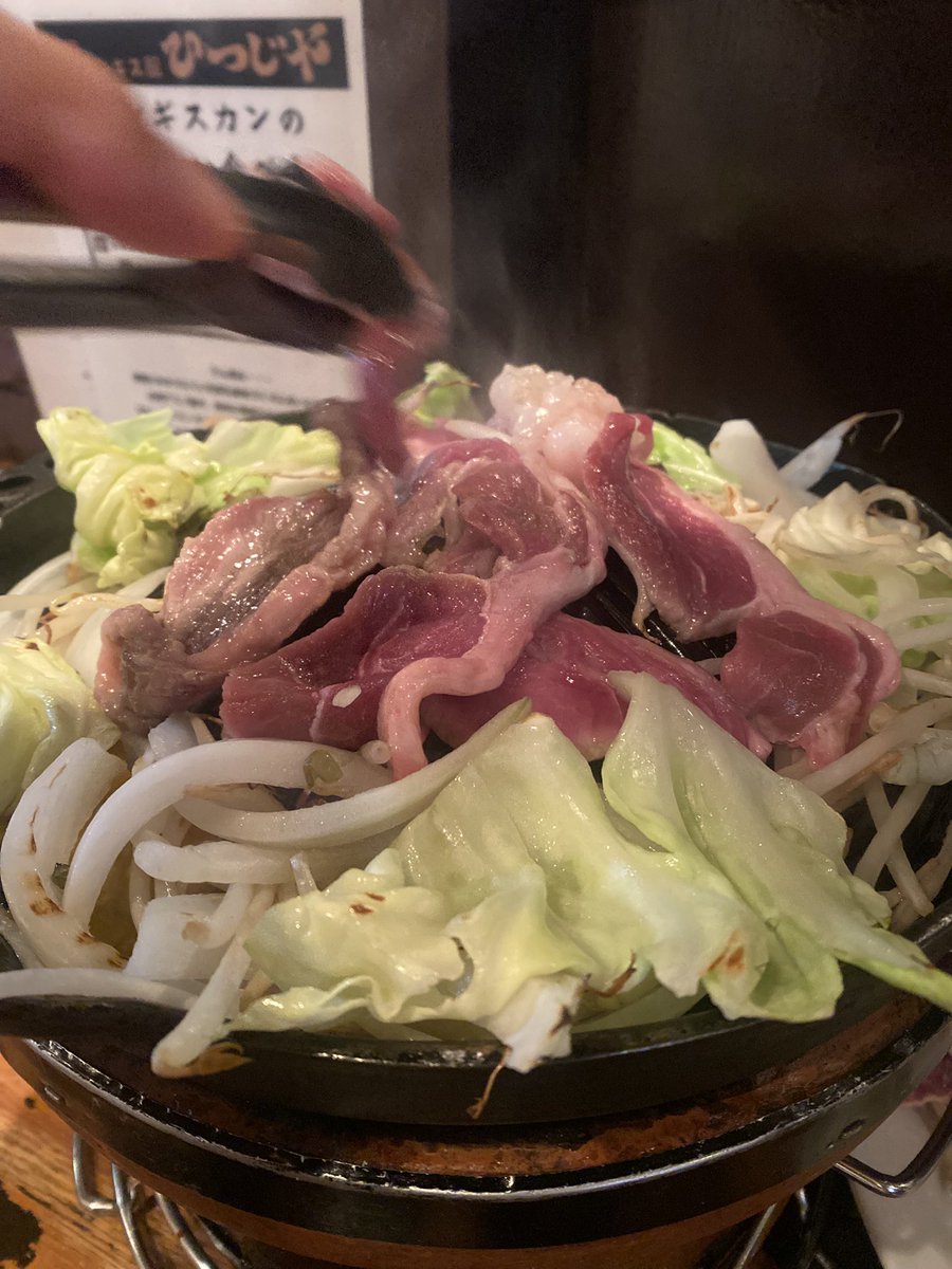 kouhei0856's tweet photo. 【ひつじや 池袋】

久しぶりのジンギスカン🍖
臭みは全然ないが、羊独特の風味はあってジンギスカンを食べてる感じがするのが個人的は好きでした！
初めて食べた刺しも肉質が柔らかくすごく食べやすかったです！
今度は神の羊に行ってみたい✨

 #ひつじや  #ジンギスカン   #グルメ   #神の羊 https://t.co/mTBMmf3Adh