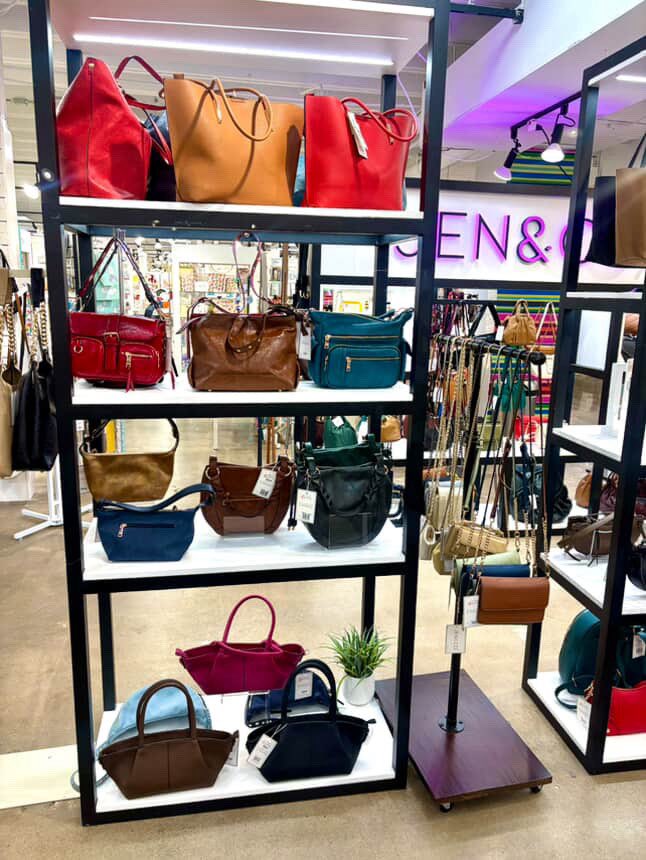 Ready for a sneak peek? 👀 

Jen &amp; Co.’s Fall/Winter collection is here and ready for the show! With bold, beautiful colors and textures, these cruelty-free handbags are the it-accessory for the season! 👜🍂

Fall into Fashion! 

#Wholesale #FallTrends #DallasMarket