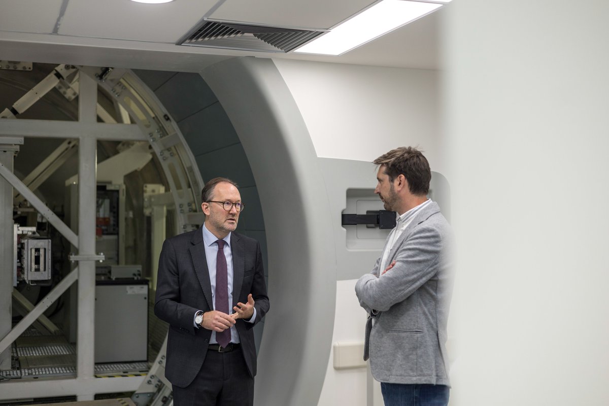 BelgicaenBAires's tweet photo. 🇧🇪🤝🇦🇷 El embajador de Bélgica visitó el CeArP, el primer centro de protonterapia de América Latina. Con tecnología de la empresa belga IBA, Argentina lidera en tratamientos oncológicos de alta precisión.
#Protonterapia #Salud #Innovación #CeArP https://t.co/me9WoPEw4Z
