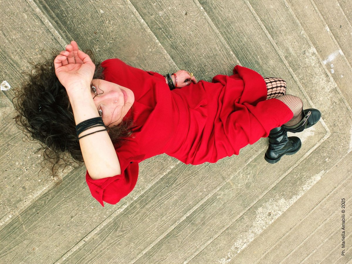 #Munsha’s THE FALL OF THE ASTRONAUTS is here—14 tracks of raw emotion, orchestral grandeur, and fearless innovation.

aroom.uk/2025/06/05/mun…