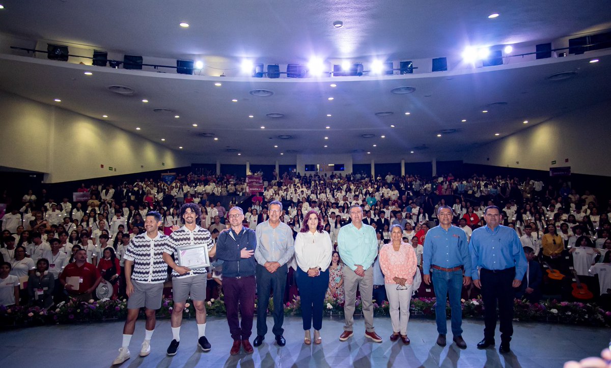 🟠 ¡Arte, voz y movimiento! 🎭

Con gran entusiasmo se inauguraron los Eventos Artísticos y Culturales de Educación Secundaria 2024-2025, Etapa Estatal, donde estudiantes demostraron su talento en las categorías de Declamación y Oratoria, Dibujo y Pintura, Canto Individual y