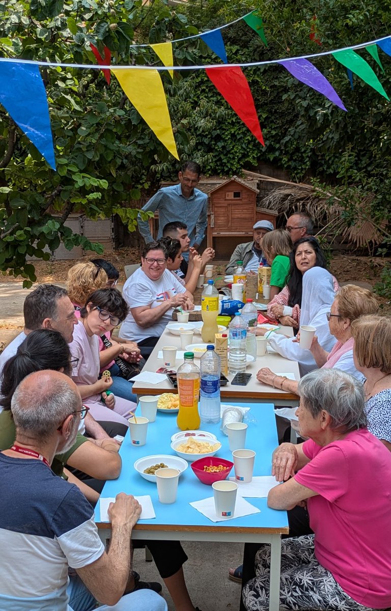 Cloenda de l’activitat de l'hort amb el Casal de Gent Gran de Sant Cristòfol del Barri. Ha estat un plaer compartir aquests moments amb vosaltres 🥔👩‍🌾#aprenentatgeservei #EducacióEspecial #somfep <a href="/escolesFEP/">Fundació Escoles Parroquials</a> <a href="/bcn_santsmont/">Districte de Sants-Montjuïc</a>