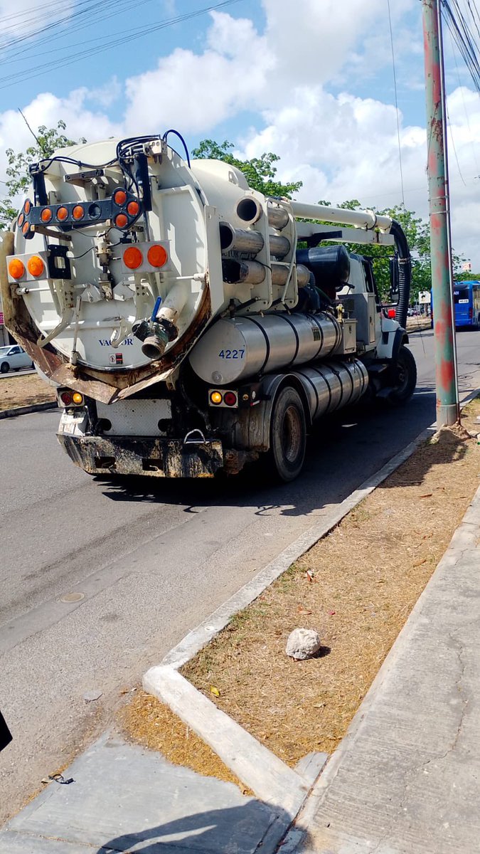 FTorresRivas's tweet photo. En #Caucel nos reportaron el rebose de los registros de drenaje y pozos de visita; con el apoyo de nuestra cuadrilla, y de la máquina #bactor, se realizó la limpieza de las líneas de drenaje con agua a presión para sacar la basura obstruida…
#RenacimientoMaya @huachodiazmena https://t.co/hAx3sGyCQr